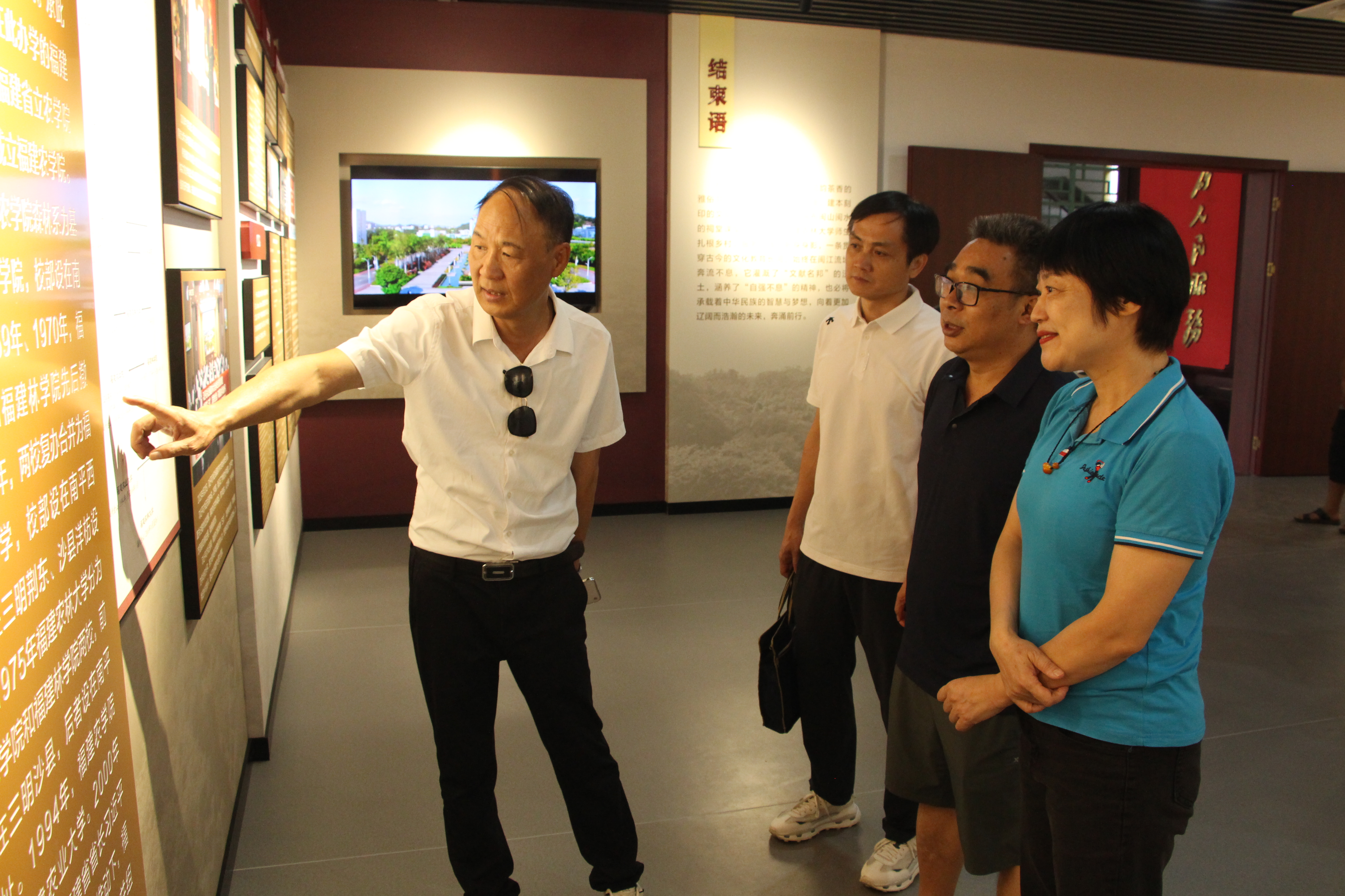 参观闽江源近现代高等院校办学集萃展厅.jpg